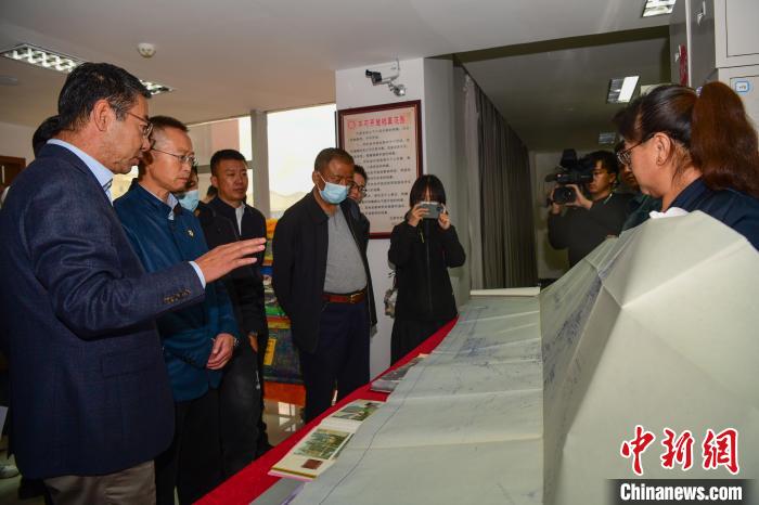 圖為參加西藏三大重點(diǎn)文物保護(hù)維修工程檔案移交進(jìn)館儀式人員參觀布達(dá)拉宮手繪圖紙?！∝暩聛硭?攝