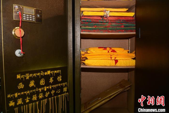 圖為拉薩市檔案館里收藏的藏文古籍?！∝暩聛硭?攝