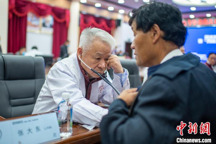 圖為專家團隊在日喀則市開展義診活動?！〉┰雠?攝