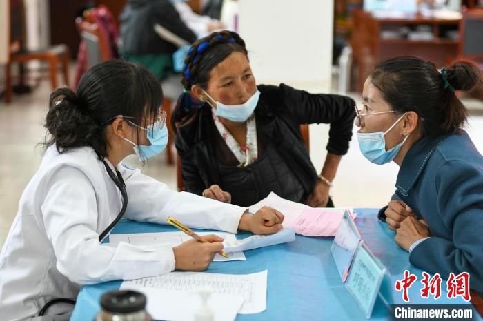 因不少農(nóng)牧民不會(huì)普通話，義診活動(dòng)現(xiàn)場(chǎng)，鄉(xiāng)政府為每位醫(yī)生配了一名翻譯?！〗w波 攝