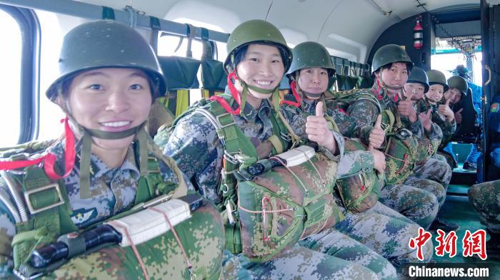 圖為女兵們在直升機上準備跳傘?！⊥跏鰱| 攝
