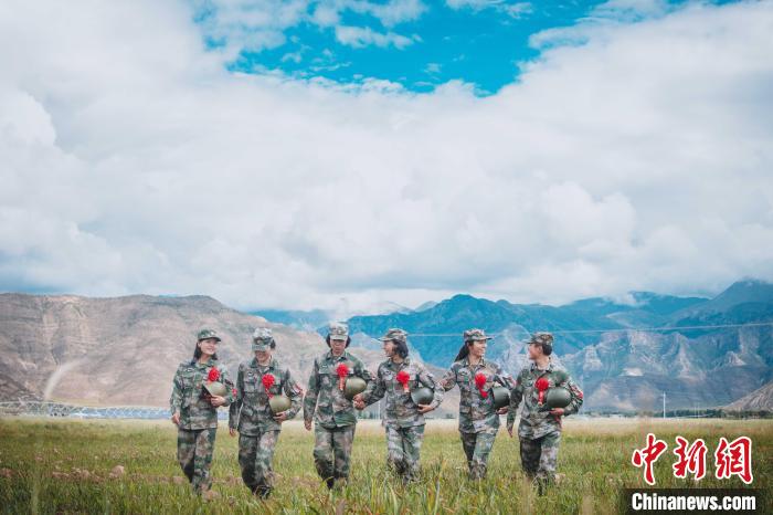 圖為身戴“首跳光榮”大紅花的女兵。　王述東 攝