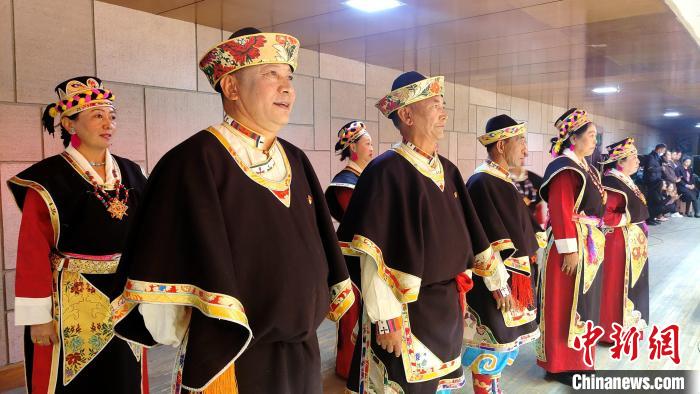 圖為西藏老年舞蹈隊(duì)在后臺準(zhǔn)備上場?！∝暽＠?攝