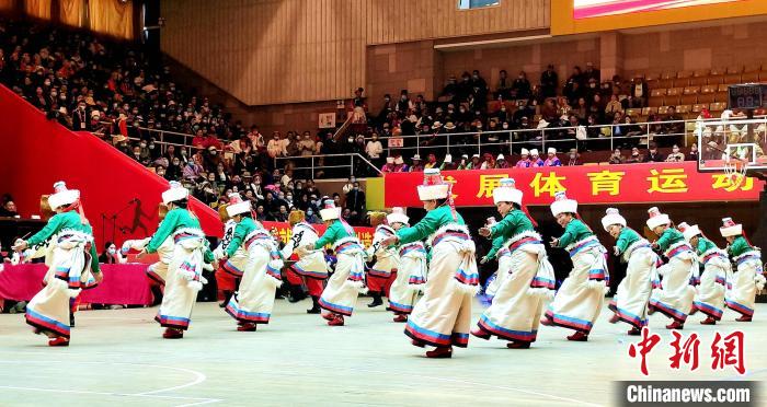 圖為西藏老年舞蹈隊(duì)齊跳傳統(tǒng)鍋莊舞?！∝暽＠?攝