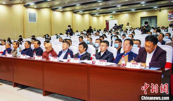 圖為與會(huì)專(zhuān)家學(xué)者聽(tīng)會(huì)?！钪覍?攝