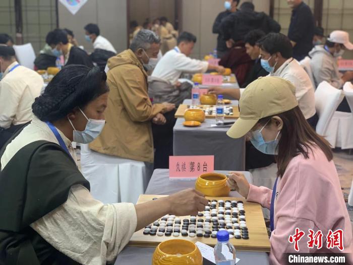 圖為參賽選手正在進(jìn)行藏棋對(duì)弈?！≈x牧 攝