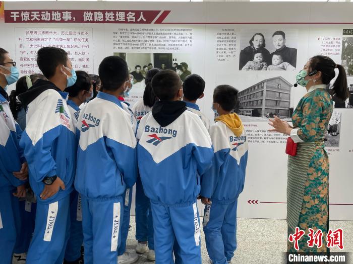 圖為學(xué)生正在聽講解員講解?！≈x牧 攝