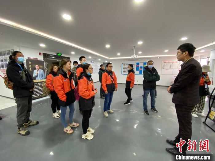 圖為2021瀾湄萬里行中外媒體在昌都新區(qū)采訪?！±罱瓕?攝