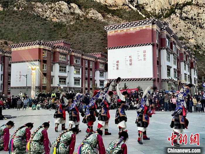 圖為文藝工作者在新村表演節(jié)目?！∽筘暱h委宣傳部 供圖