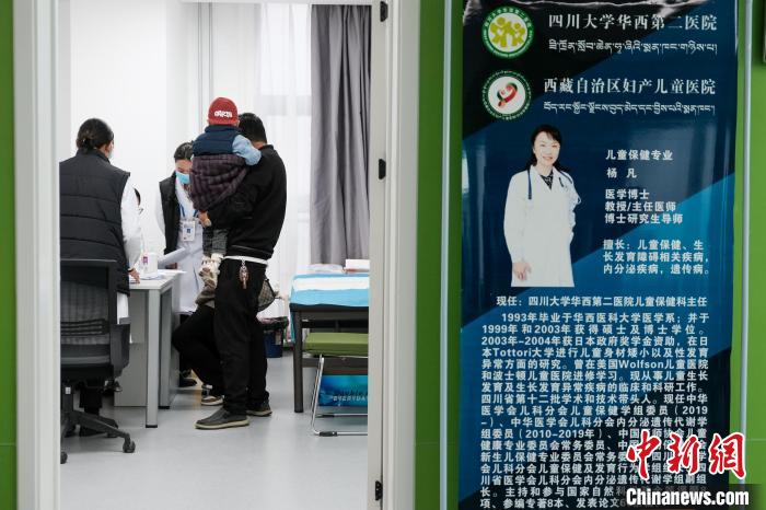 圖為四川大學(xué)華西第二醫(yī)院專(zhuān)家接診?！〗w波 攝