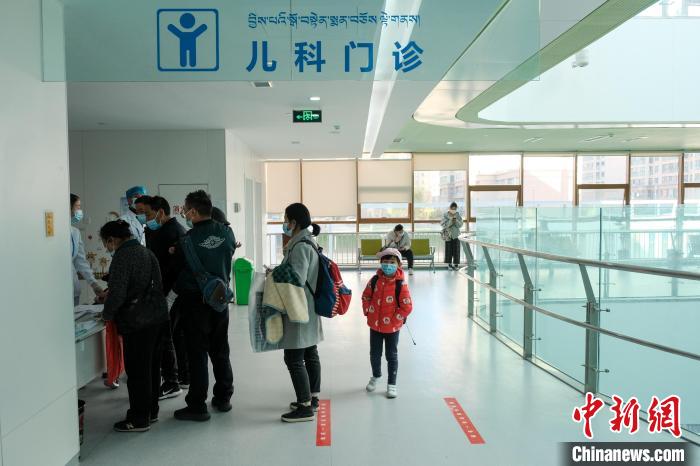 圖為兒科義診接診現(xiàn)場(chǎng)?！〗w波 攝