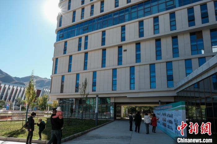 因疫情防控需要，此次義診活動(dòng)進(jìn)行了人數(shù)限定。圖為西藏民眾帶著孩子到醫(yī)院就診?！〗w波 攝