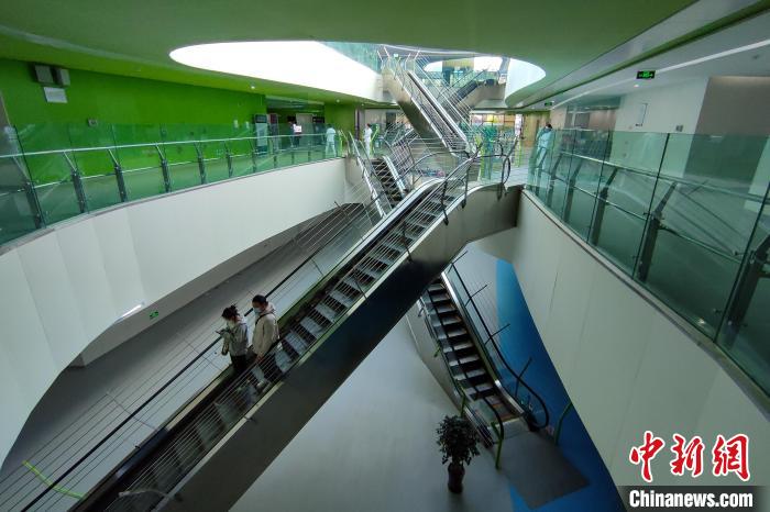 圖為西藏自治區(qū)婦產(chǎn)兒童醫(yī)院內(nèi)景?！〗w波 攝