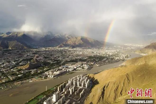 資料圖：海拔3600多米的高原城市拉薩迎來雨后彩虹。江飛波 攝