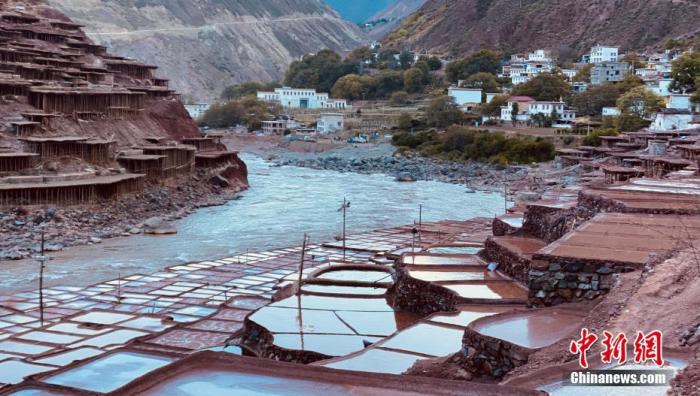 資料圖為芒康千年古鹽田。 <a target='_blank' ><p  align=