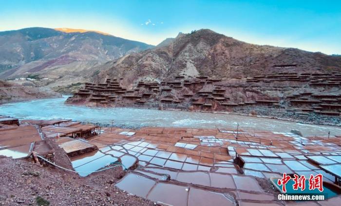 資料圖為芒康千年古鹽田。 <a target='_blank' ><p  align=