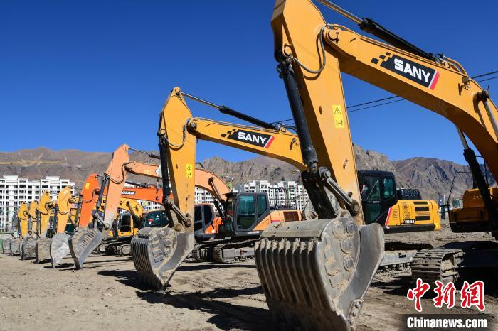 圖為人大附中拉薩學(xué)校開工奠基儀式現(xiàn)場?！∝暩聛硭?攝