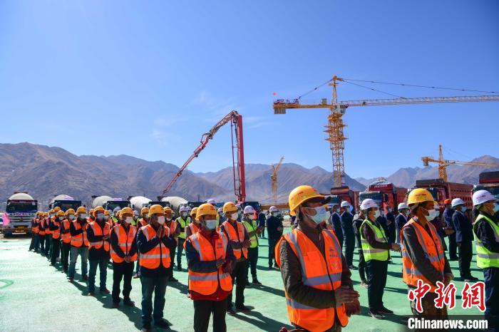 圖為人大附中拉薩學(xué)校開工奠基儀式現(xiàn)場?！∝暩聛硭?攝