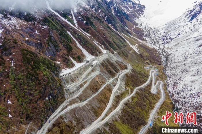 圖為嘎隆拉隧道南段，穿過該隧道后便正式進(jìn)入了墨脫縣范圍。