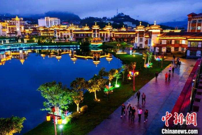 墨脫入夜，華燈初上，昔日“高原孤島”如今日漸繁華。