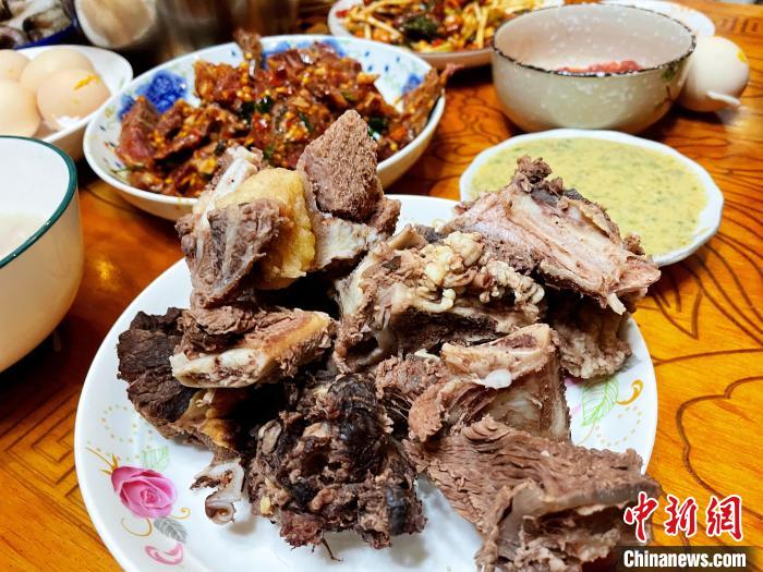 圖為除夕之夜的大餐?！∪轿木?攝