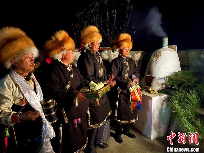 圖為除夕之夜進(jìn)行的驅(qū)鬼儀式?！∪轿木?攝