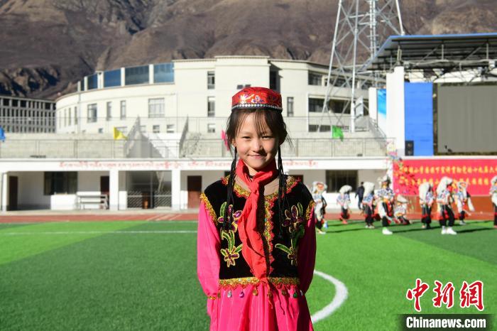 圖為加查縣安繞鎮(zhèn)小學(xué)回族學(xué)生馬萍?！∝暩聛硭?攝