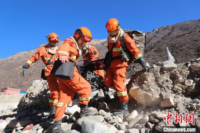 圖為參訓消防指戰(zhàn)員密切配合進行訓練。　昌都市森林消防支隊江達縣中隊 攝