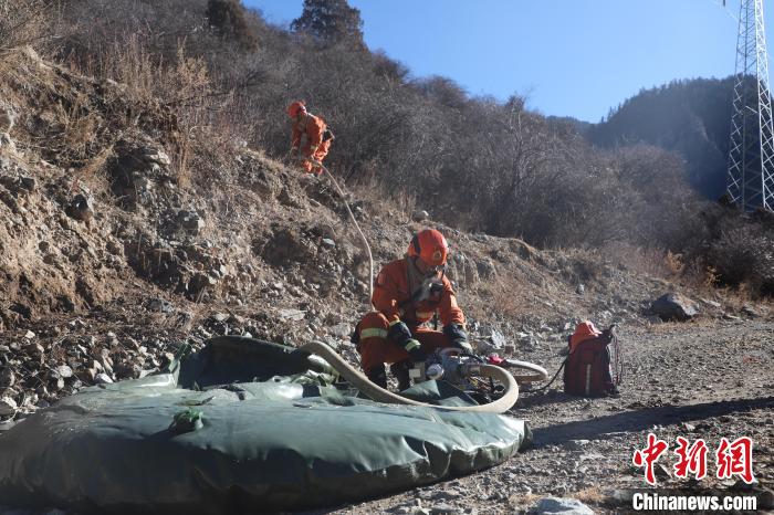 圖為參訓消防指戰(zhàn)員架設蓄水池?！〔际猩窒乐ш牻_縣中隊 攝