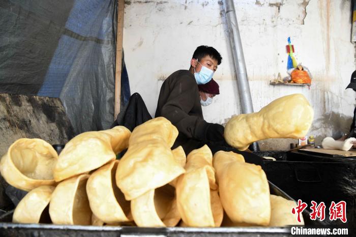 圖為拉薩手藝人制作藏歷新年供品“德卡”?！∝暩聛硭?攝