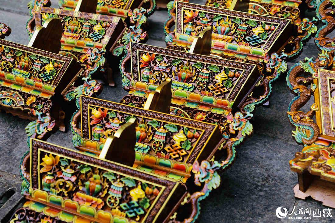 年貨市場(chǎng)上的切瑪盒。（切瑪盒是藏歷新年吉祥物，是在精制斗型木盒中用隔板分開，分別盛入炒麥粒和糌粑，插上“仔卓”，象征著人壽年豐、吉祥如意。）人民網(wǎng) 次仁羅布攝