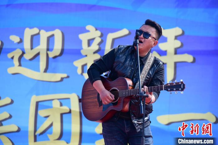 圖為文藝匯演現(xiàn)場?！∝暩聛硭?攝