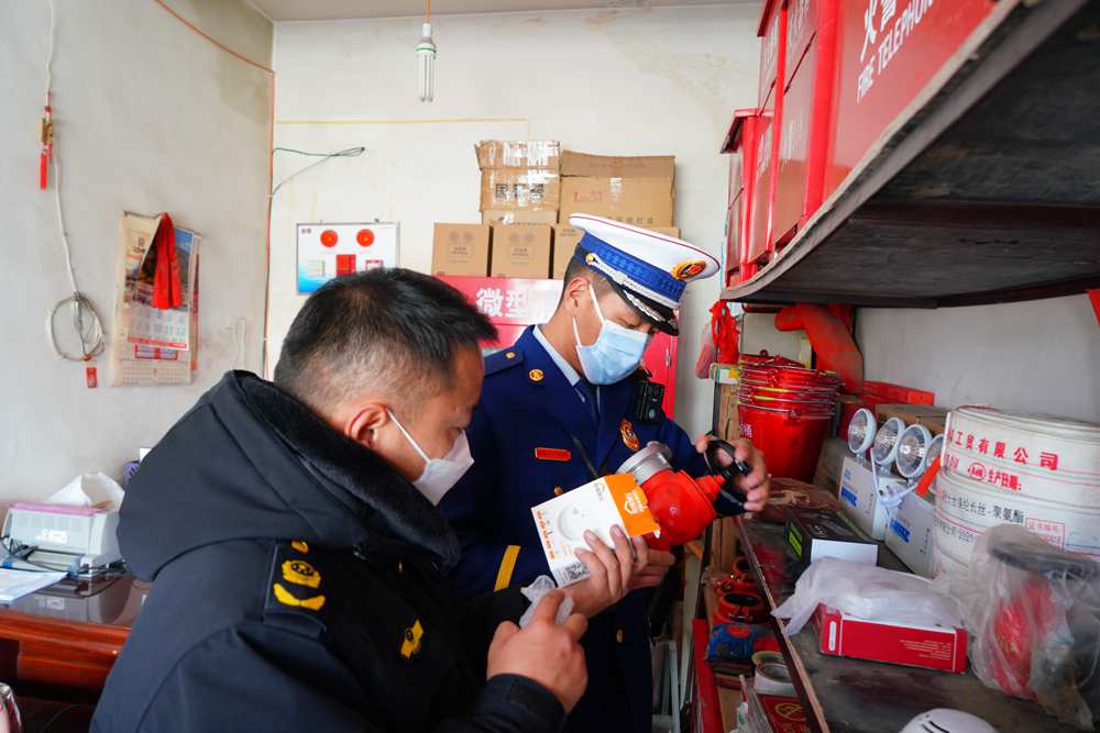 檢查消防器材。圖片由那曲消防提供