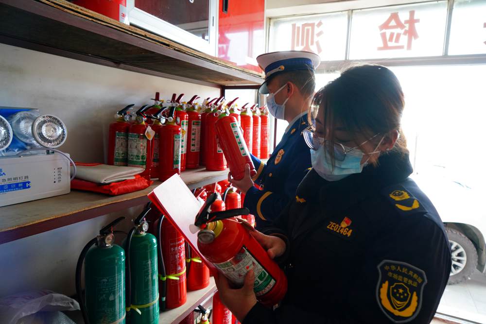 檢查消防器材。圖片由那曲消防提供