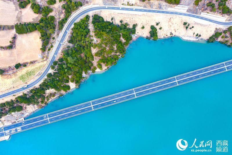 拉林高等級公路。徐馭堯攝