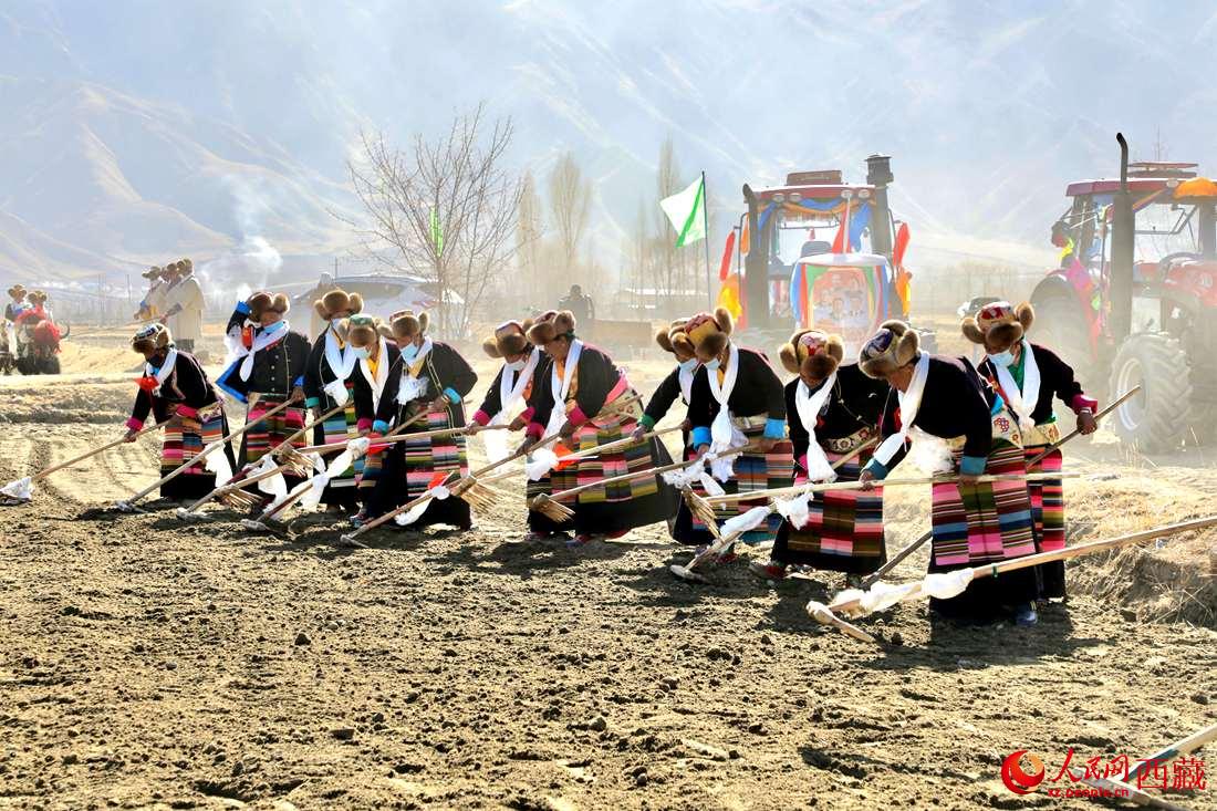 當(dāng)?shù)卮迕裆碇?jié)日盛裝，舉行春耕儀式。人民網(wǎng) 次仁羅布攝