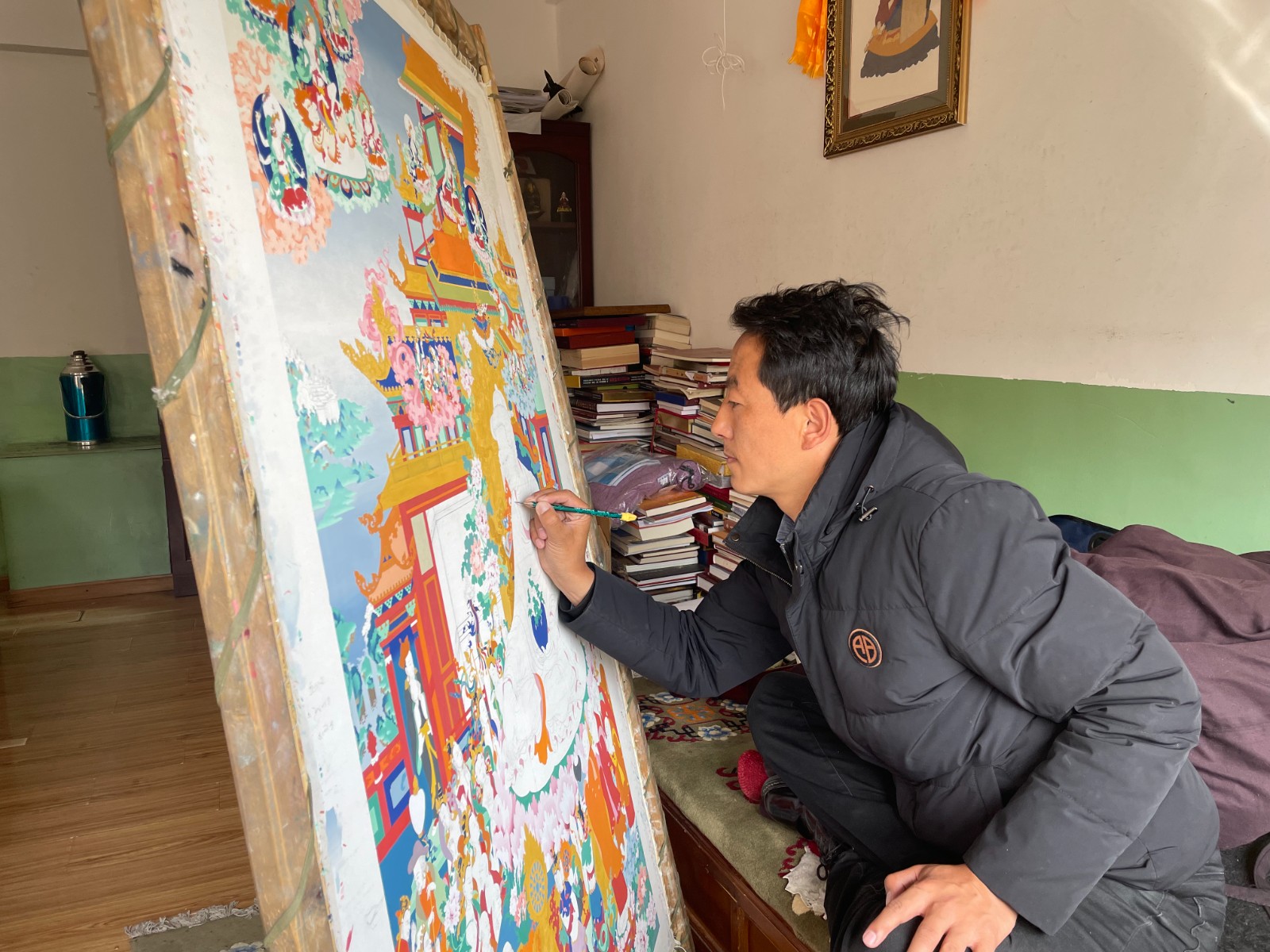 貢覺(jué)杰正在繪畫(huà)唐卡。1(1815009)-20220318090842.jpg
