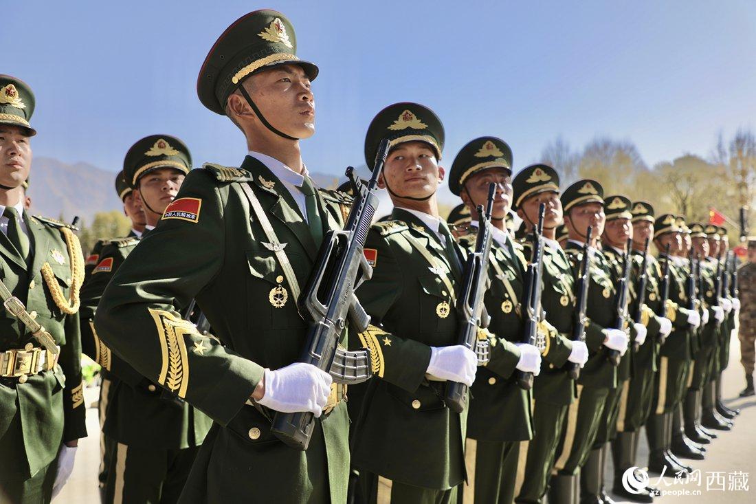 國旗護衛(wèi)隊隊員。人民網次仁羅布 攝