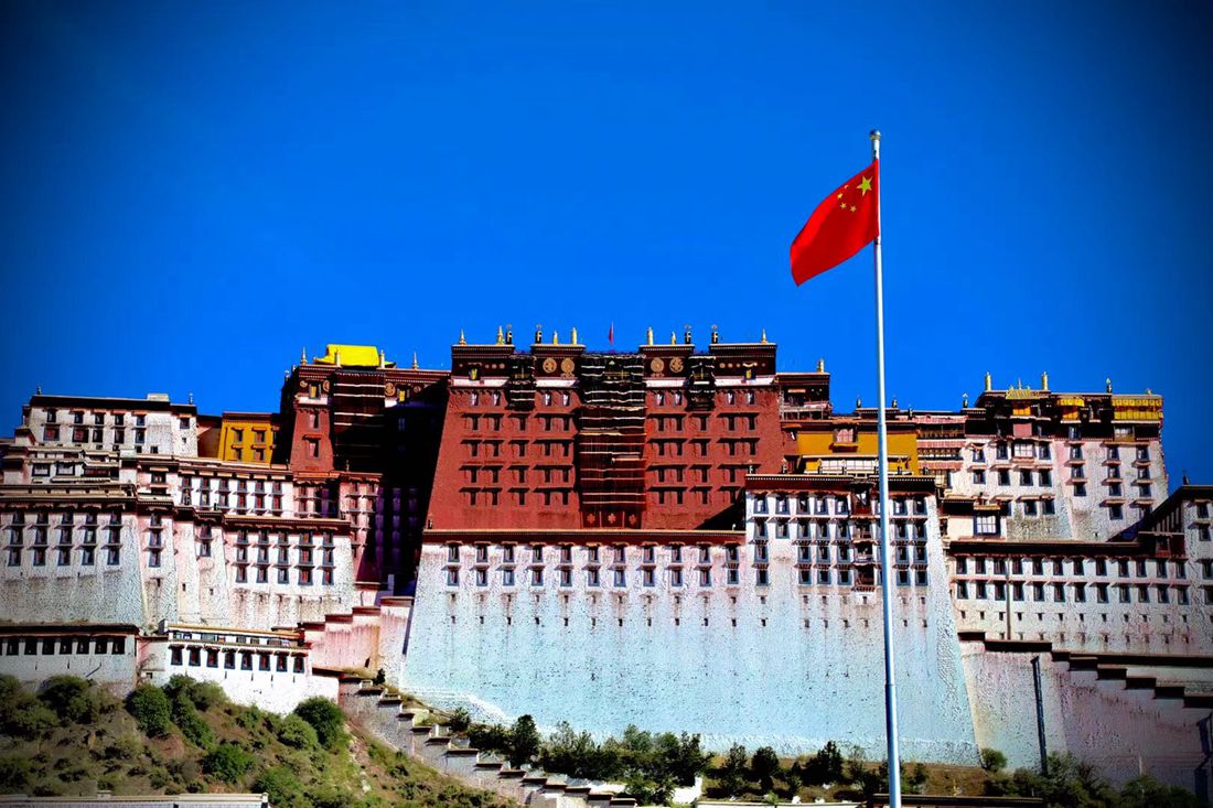 五星紅旗迎風飄揚。人民網 次仁羅布攝