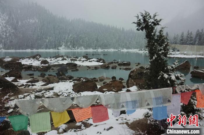 然烏湖春雪飄落?！∪轿木?攝