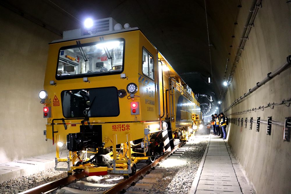 拉林鐵路迎來“大黃蜂”。祁國慶攝