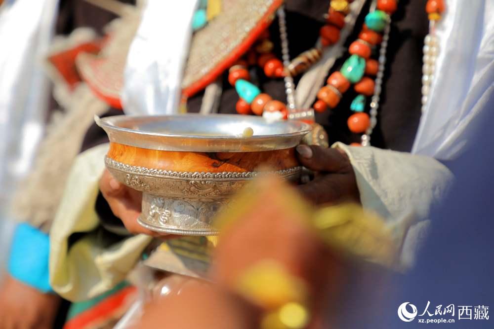 普蘭群眾展示當(dāng)?shù)靥厣?。人民網(wǎng) 李海霞攝