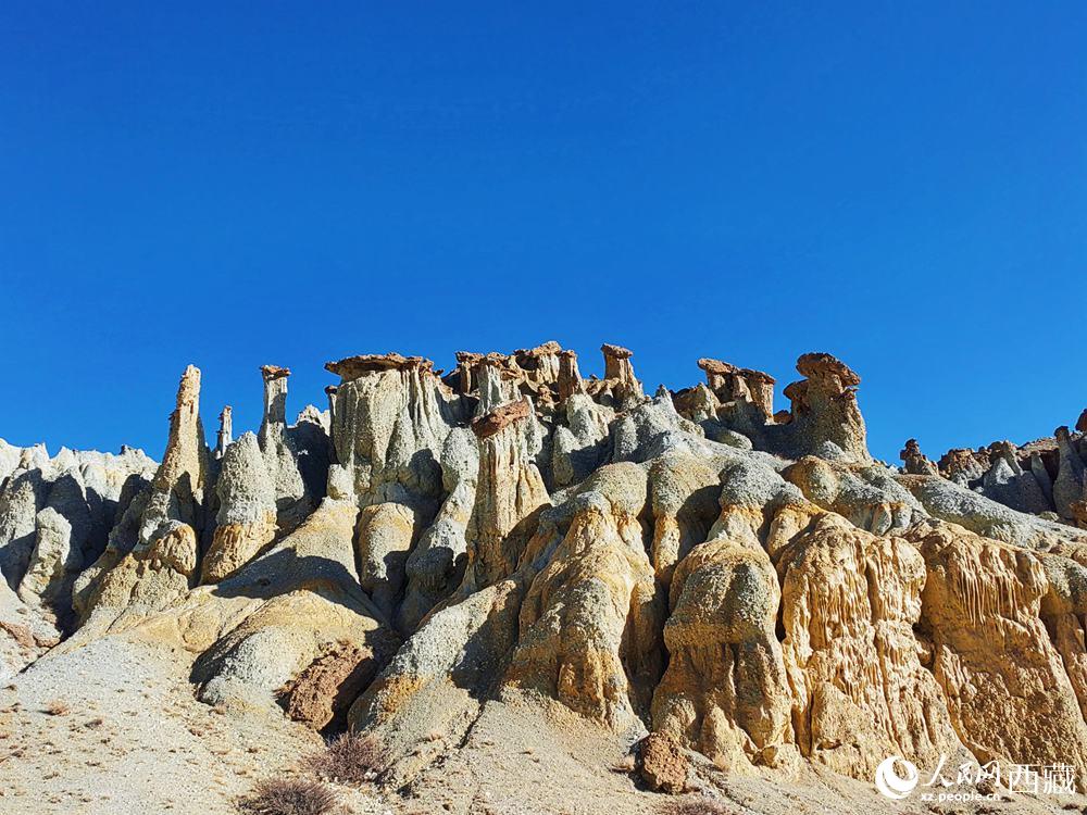 形態(tài)各異的土林。人民網(wǎng) 李海霞攝