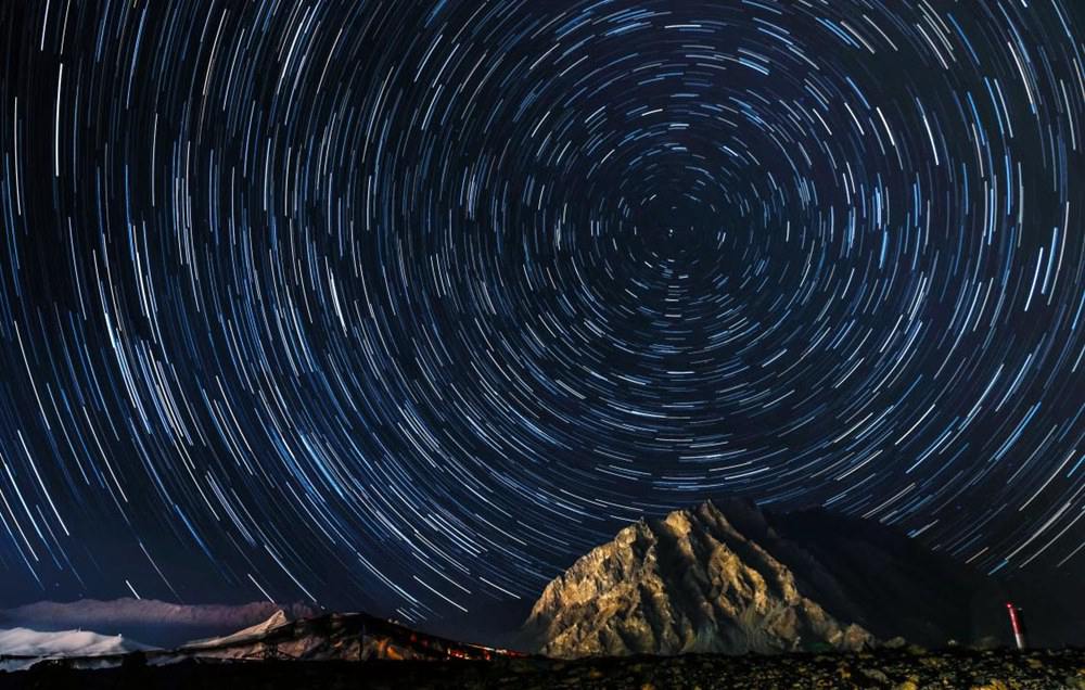 微微風(fēng)簇浪，散作滿河星。貢覺(jué)群培攝