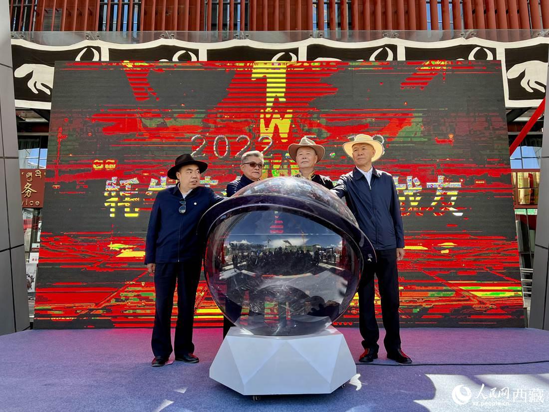 《牦牛革命》《無言的戰(zhàn)友》紅色群雕揭幕儀式。人民網(wǎng) 次仁羅布攝