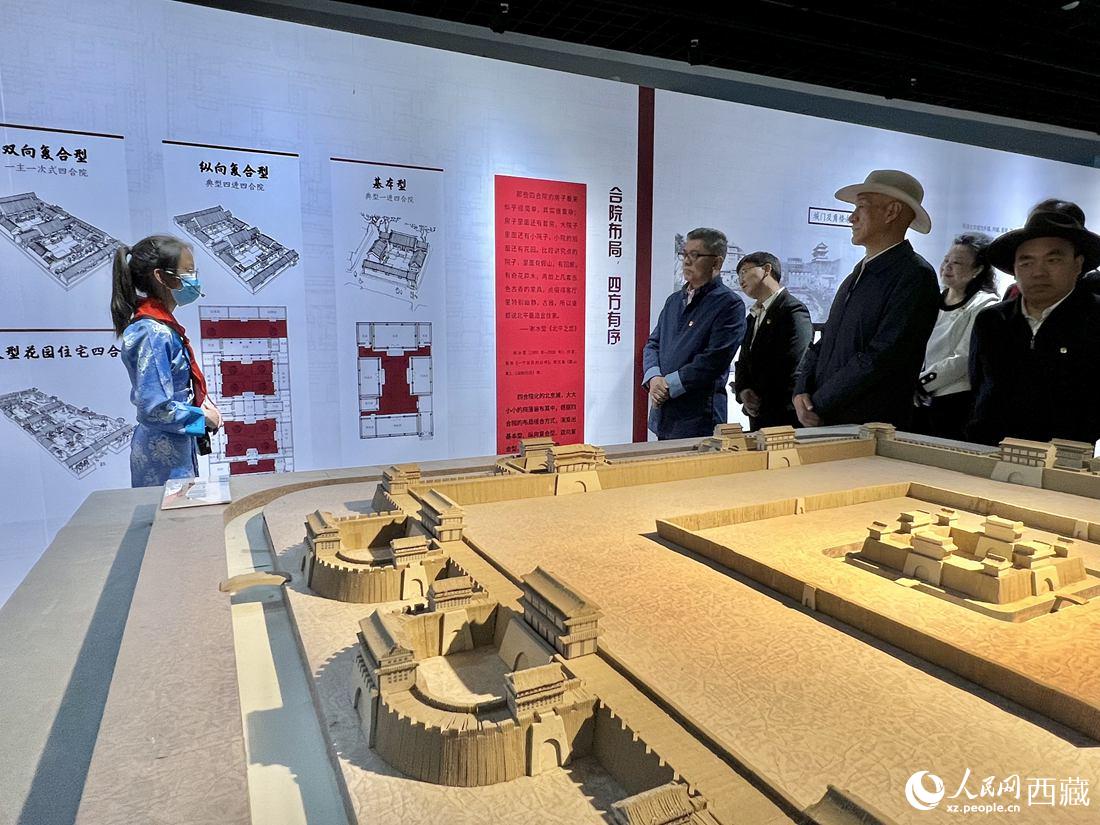 參觀人員認(rèn)真聆聽講解員的解說。人民網(wǎng) 次仁羅布攝