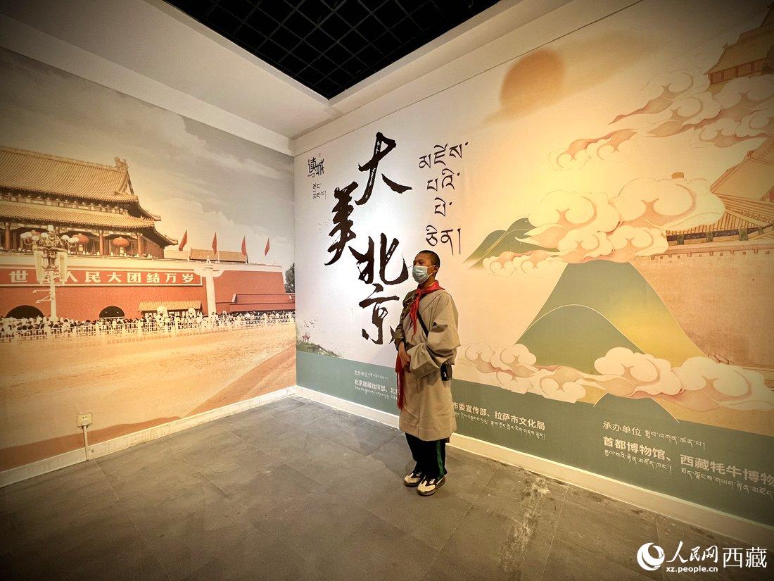 拉薩市北京實(shí)驗(yàn)中學(xué)的學(xué)生講解員進(jìn)行講解。人民網(wǎng) 次仁羅布攝