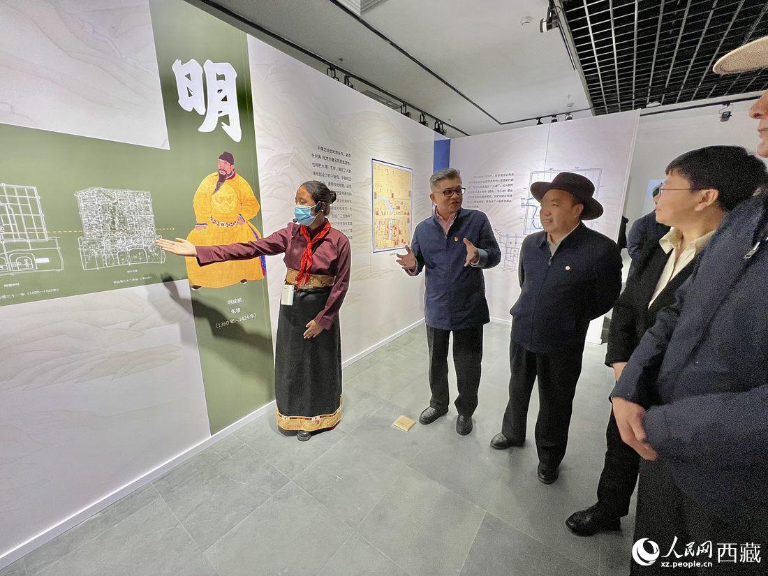 拉薩市北京實(shí)驗(yàn)中學(xué)的學(xué)生講解員進(jìn)行講解。人民網(wǎng) 次仁羅布攝