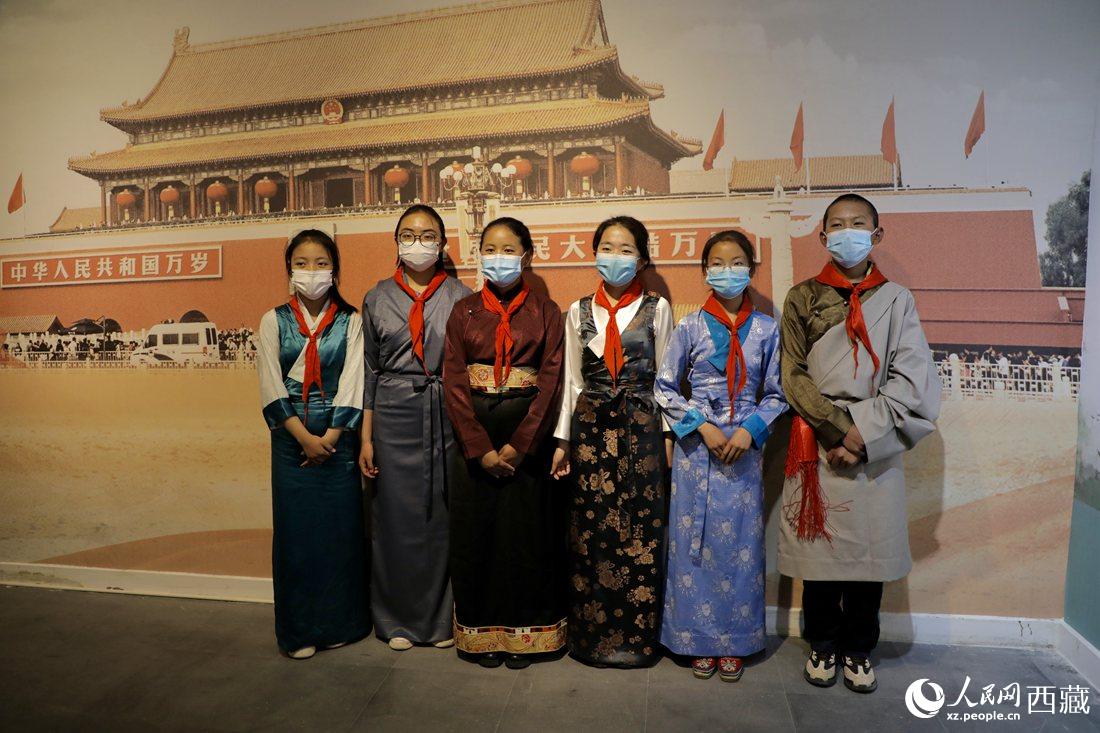 拉薩市北京實(shí)驗(yàn)中學(xué)的小講解員們。人民網(wǎng) 次仁羅布攝