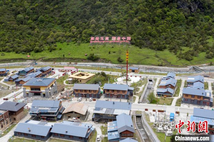 “家是玉麥 國是中國”的大字豎立在玉麥鄉(xiāng)旁的山腳上?！钊A峰 攝